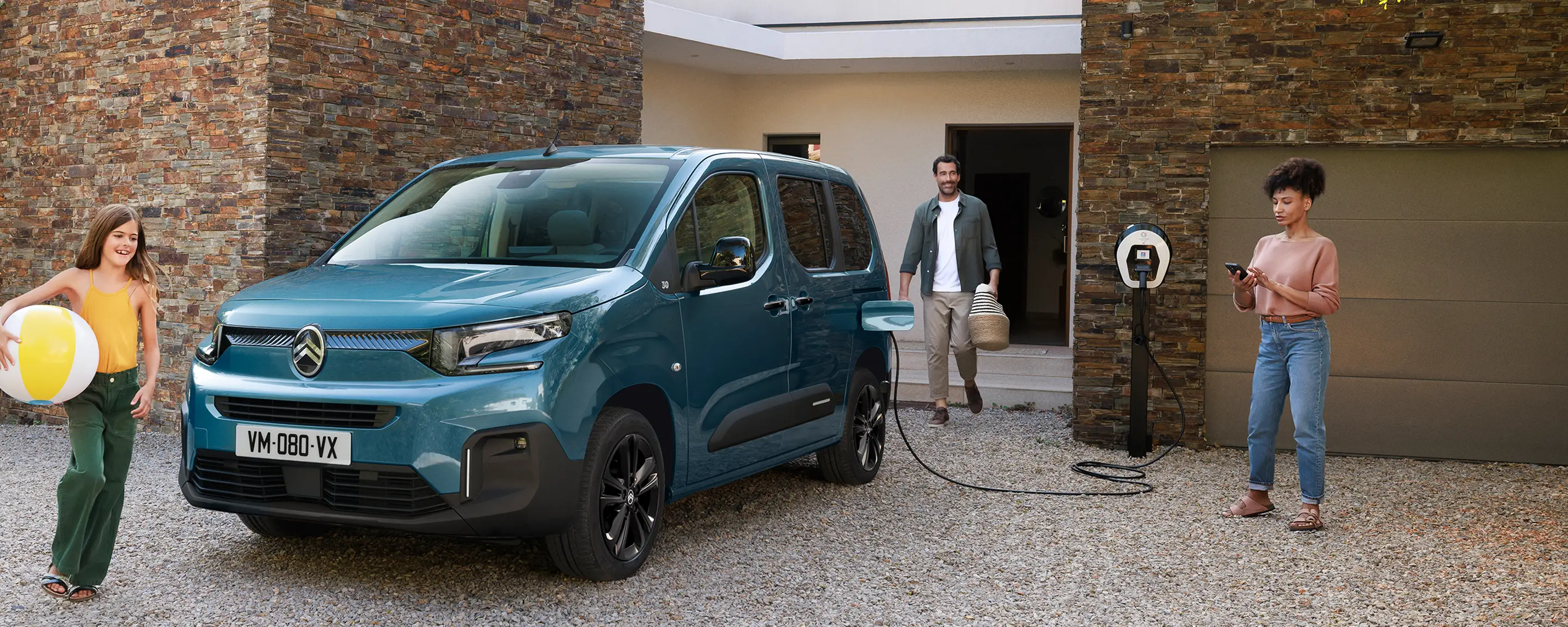 Elektryczny Citroën ë-Berlingo przy domu