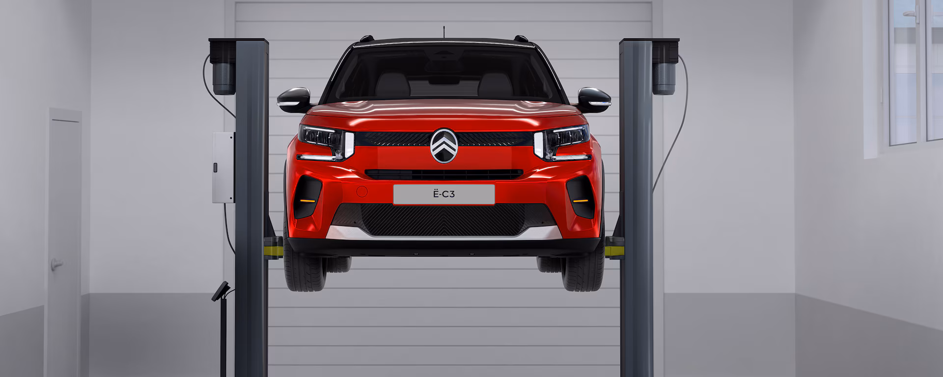Citroën na podnośniku w warsztacie serwisowym