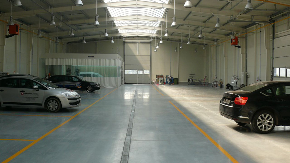 Wnętrze centrum napraw blacharsko-lakierniczych