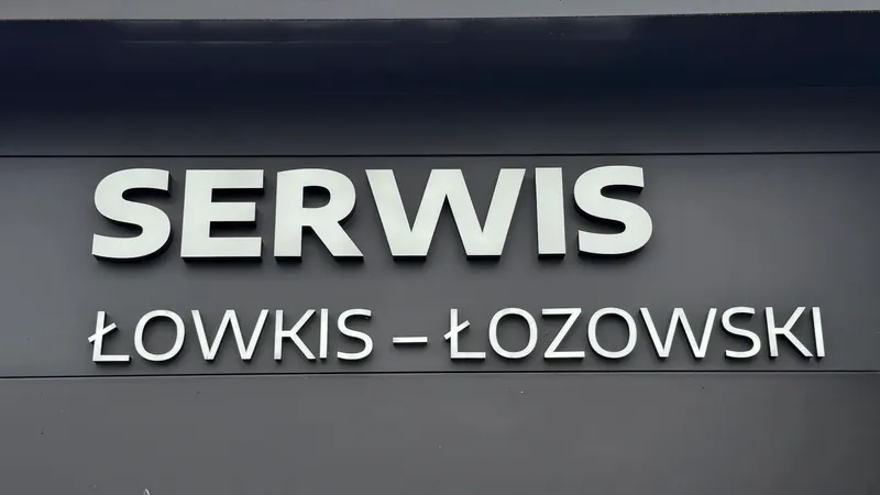 Oznakowanie serwisu Łowkis-Łozowski na elewacji